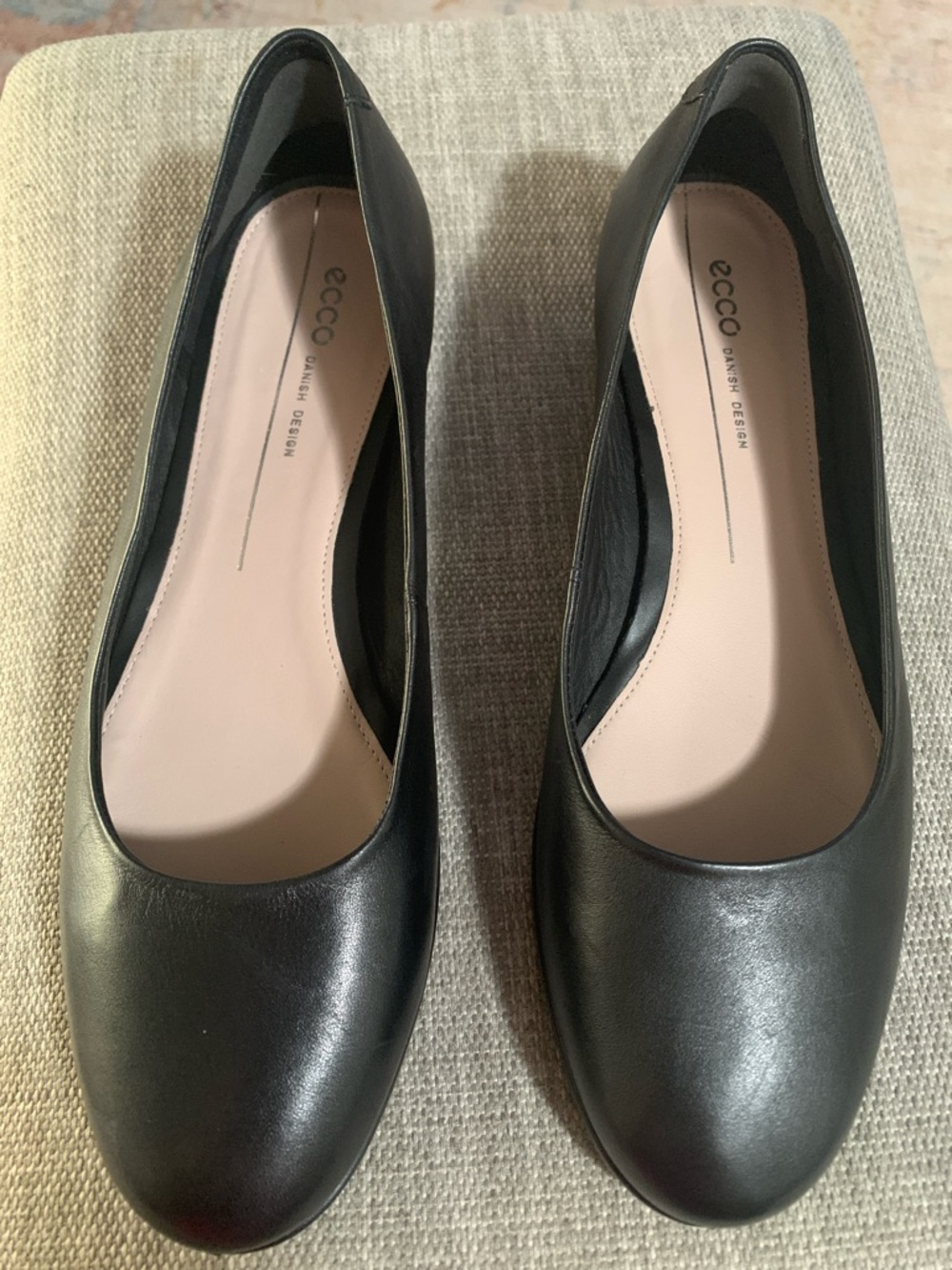 ECCO Black Rounded-Toe Leather Heels
